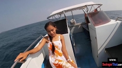 ดูหนังโป๊ไทย หนัง x สาวเอเชียตัวเล็กๆ เจอฝรั่งหื่นกามสุดๆ พาไปเย็ดบนเรือ
